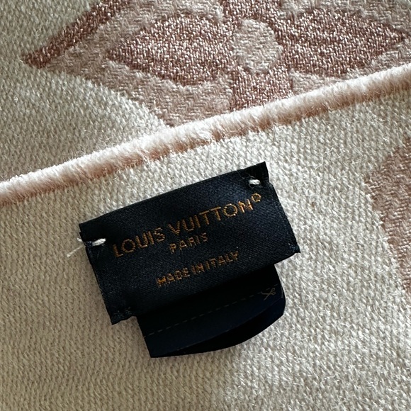 LV Essential Shine Scarf - Picture 8 of 8